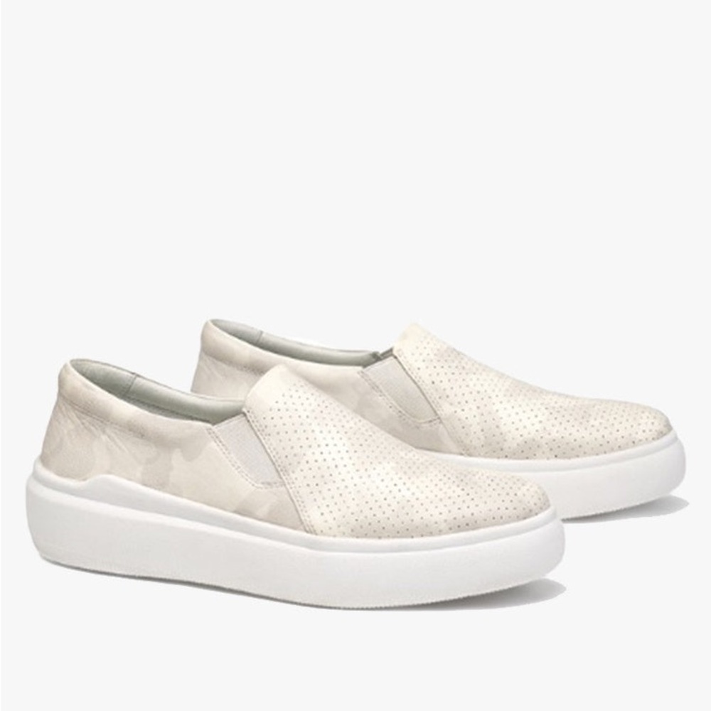 Trask Women's Lorene Perforated Sneaker Sz: 9